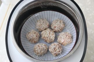 放入珍珠糯米丸子。