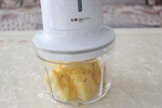菠萝切小块后，放入料理机中搅打成菠萝馅。