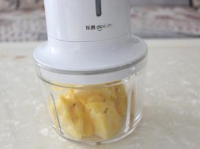 菠萝切小块后，放入料理机中搅打成菠萝馅。