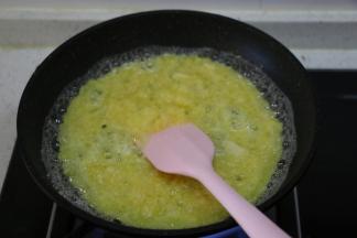 把菠萝馅放入不粘锅中，加入白糖小火翻炒至浓稠。