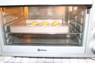 烤箱提前预热，180度烤20分钟，蛋挞皮上色满意了即可。