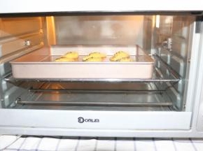 烤箱提前预热，180度烤20分钟，蛋挞皮上色满意了即可。