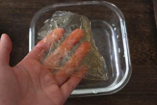 吉利丁片冷水泡软后