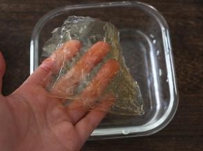 吉利丁片冷水泡软后