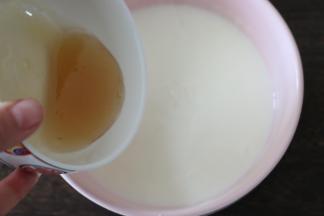 隔热水融化后倒入温热的酸奶中。