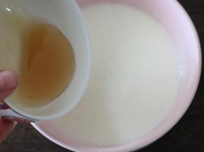 隔热水融化后倒入温热的酸奶中。