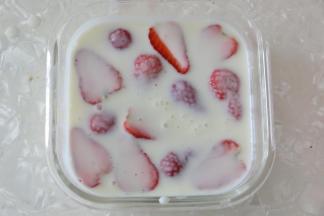 酸奶中放入草莓块。