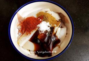 碗中加入孜然粉5g ，辣椒粉5g， 生抽5g ，蚝油5g， 少许盐