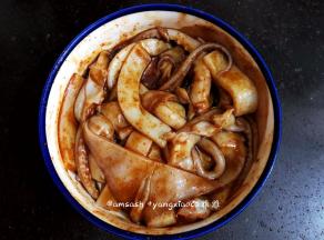 然后搅拌均匀，用保鲜膜封好，放进冰箱冷藏腌制2小时