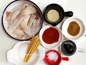 把所有需要用到的材料都先准备好，先把鱿鱼洗干净，撕去红皮，鱿鱼须的吸盘用剪刀剪掉，把鱿鱼切成条