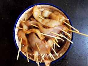 把冷藏腌制好的鱿鱼拿出来串好