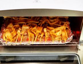 烤箱调至到200度预热10分，把鱿鱼送进烤盘，时间调至20分钟即可