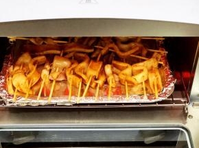 烤箱调至到200度预热10分，把鱿鱼送进烤盘，时间调至20分钟即可