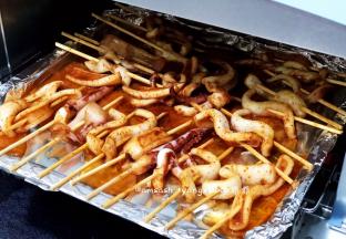 中途戴上防热手套，把烤盘拿出，把烤盘中的汤汁倒掉