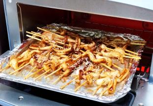 倒掉汤汁洒上白芝麻，再次送进烤箱，烤熟即可