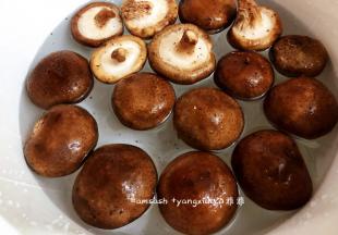 新鲜蘑菇浸泡在水中，新鲜蘑菇有些脏，清洗的过程要多清洗几遍