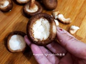 蘑菇清洗干净后，用剪刀把蘑菇蒂剪去，剪的时候可以稍微剪深一点点，这样子装酱料的时候好装一些