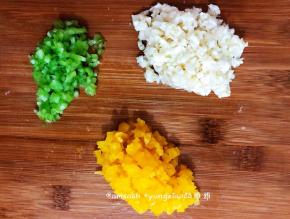 青椒冲洗一下切成丝，然后切成碎，黄椒一样的切成丝，然后再切碎，备用。蒜头用刀拍扁，去皮，剁碎，蒜头一定要剁碎剁细越细越好