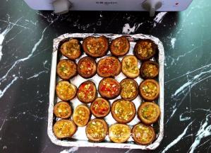 这时先预热烤箱，180度5分钟，把调好的酱汁酱在蘑菇中，装好放在烤盘中