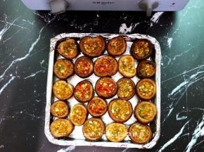 这时先预热烤箱，180度5分钟，把调好的酱汁酱在蘑菇中，装好放在烤盘中