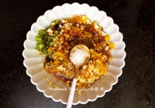 把所有的配料都切好，放在碗中，加入盐，生抽，蚝油，还有适用油，所以都搅拌均匀