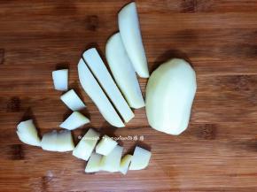 土豆洗干净，刨去皮，切成2厘米的的条，再切成2厘米的丁状块