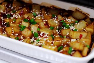 然后撒入白芝麻和葱花再次送入烤箱烤大概5分钟，土豆烤好就可以出炉了