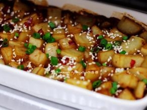 然后撒入白芝麻和葱花再次送入烤箱烤大概5分钟，土豆烤好就可以出炉了