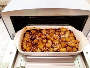 烤至土豆熟透，可用牙签戳一下，能戳透就是熟了，这时可以刷上剩下的汤汁