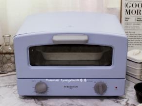 烤箱预热200度，把土豆送进烤箱200度20分钟即可