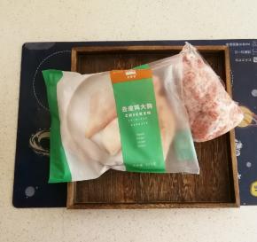 主要食材:五花肉糜 太阳谷鸡胸肉 五花肉剁成肉糜放入冰箱冷冻保存 平时储备一些