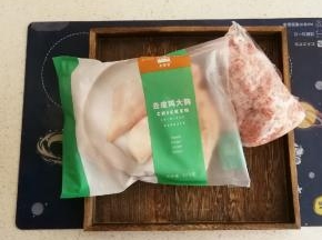主要食材:五花肉糜 太阳谷鸡胸肉 五花肉剁成肉糜放入冰箱冷冻保存 平时储备一些