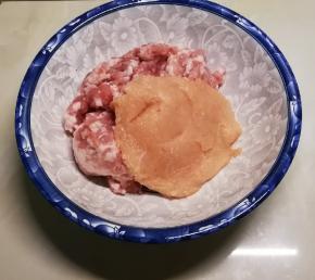 五花肉糜和鸡肉泥一起放到大碗里