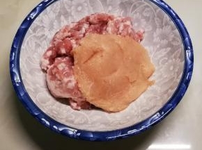 五花肉糜和鸡肉泥一起放到大碗里