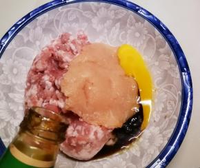 放入生鸡蛋  耗油  生抽2汤匙  甜面酱 盐