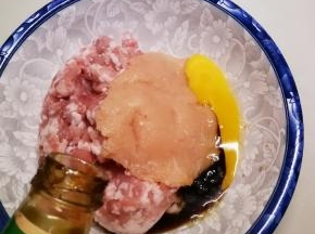 放入生鸡蛋  耗油  生抽2汤匙  甜面酱 盐