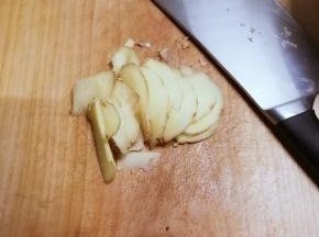 姜片剁成碎末