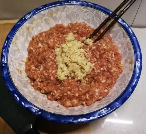 放入肉里  去腥增香