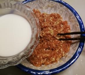 淀粉加水形成水淀粉 分次倒入肉糜中继续搅拌 拌好后静置一会儿

步骤 10
