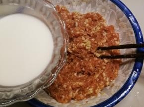 淀粉加水形成水淀粉 分次倒入肉糜中继续搅拌 拌好后静置一会儿

步骤 10
