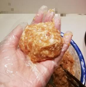 带上手套 涂抹食用油 抓上适量肉糜 左右手倒 边倒边整理成圆形丸子 大小根据自己家人需要而定