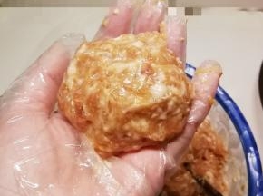带上手套 涂抹食用油 抓上适量肉糜 左右手倒 边倒边整理成圆形丸子 大小根据自己家人需要而定