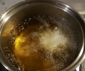 起油炸锅 放入食用油 加热至6-7成热时放入整形好的丸子