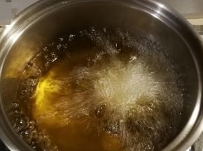 起油炸锅 放入食用油 加热至6-7成热时放入整形好的丸子