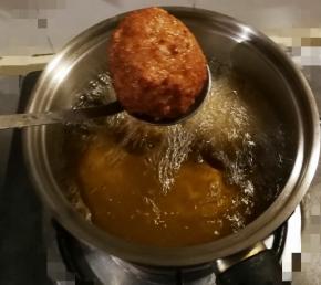 炸至金黄色 有了稍硬的外壳捞出