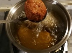 炸至金黄色 有了稍硬的外壳捞出