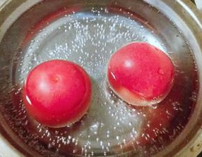 番茄开水汆烫易于剥皮