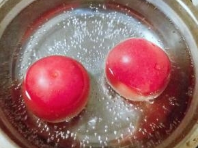 番茄开水汆烫易于剥皮