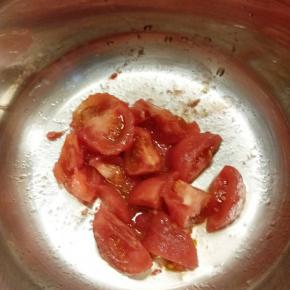 另取一个汤锅 番茄剥皮后切大块放入锅里