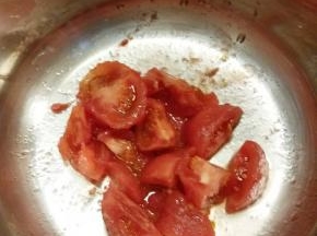 另取一个汤锅 番茄剥皮后切大块放入锅里